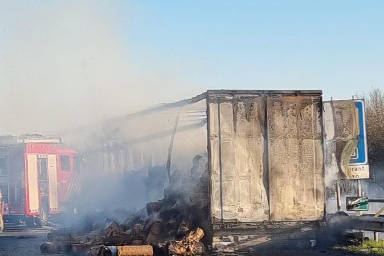 Brand in trailer A73 bij Linden, smeulende papierrollen en brandweerslangen