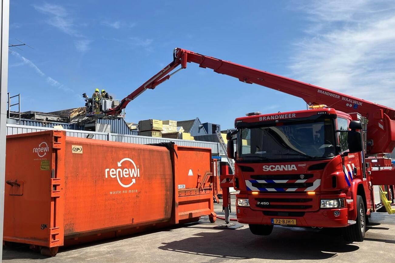 De hoogwerker van brandweer Waalwijk