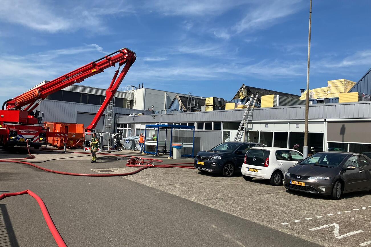 De brandweer controleert met de hoogwerker het dak